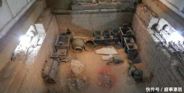 农民修房子挖出两副棺材,打不开放了一把火,他想掩饰什么!