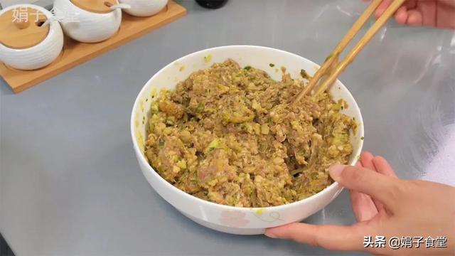 猪肉饺子好吃有窍门,调馅多加这一步,比饺子馆的好吃,又鲜又香