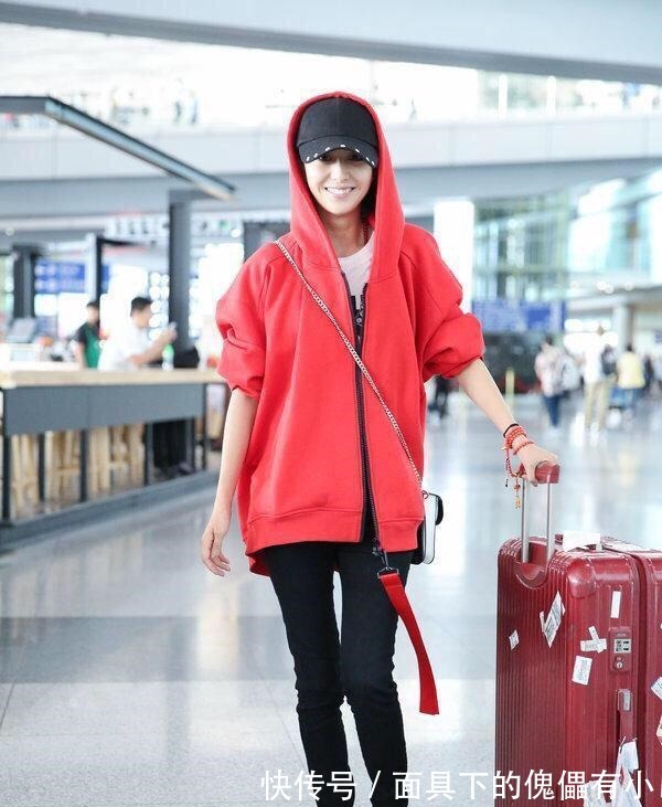 大长腿|佟丽娅真是太美了,一身红色运动套装休闲舒适,“漫画腿”抢镜!