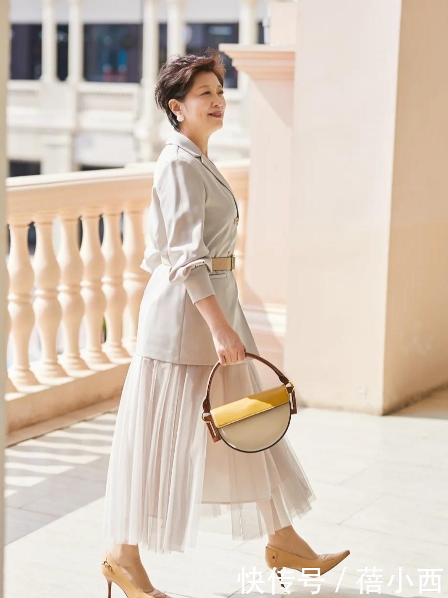 半身裙|50多岁中年女性穿搭拼细节,学这位短发妈妈如何穿,指引你的风格