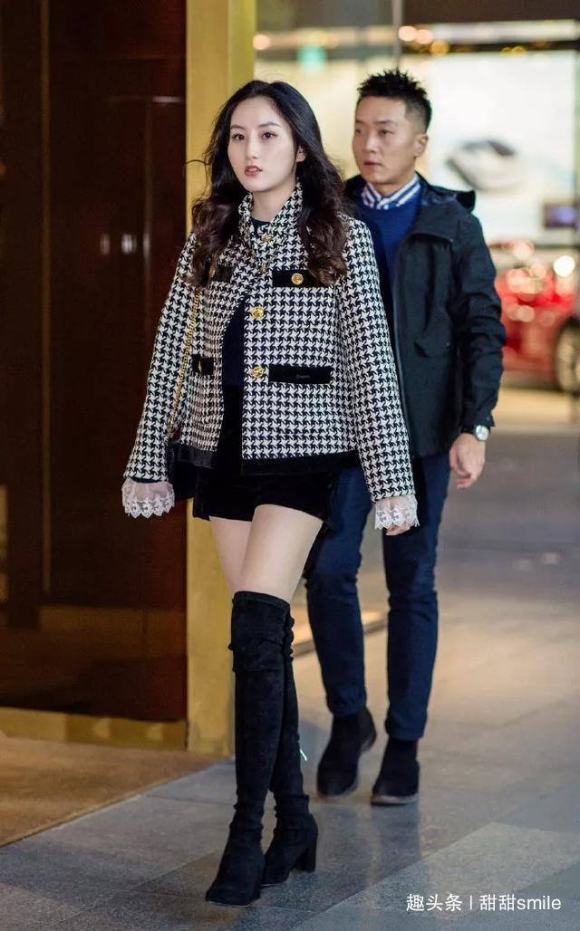 高跟 美女搭配上一双一字带的高跟凉鞋,走在夏日的街头,回头率爆棚
