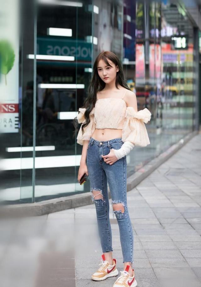 小美女|街拍T恤配牛仔裤的小美女,展现时尚优雅范,分分钟穿出自己的品质感