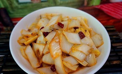 醋溜白菜,白菜直接下锅就错了,难怪不好吃,大厨这样做才对