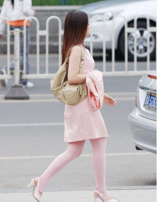 个性|时尚美女街拍个性张扬的美女,展现腿部优美线条