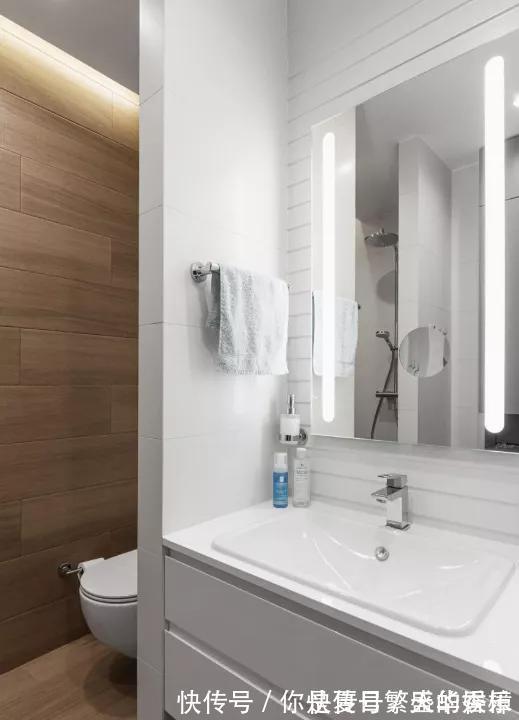 小户型|客厅一分为二当卧室,用玻璃折叠门做隔断,聪明人都这样设计了