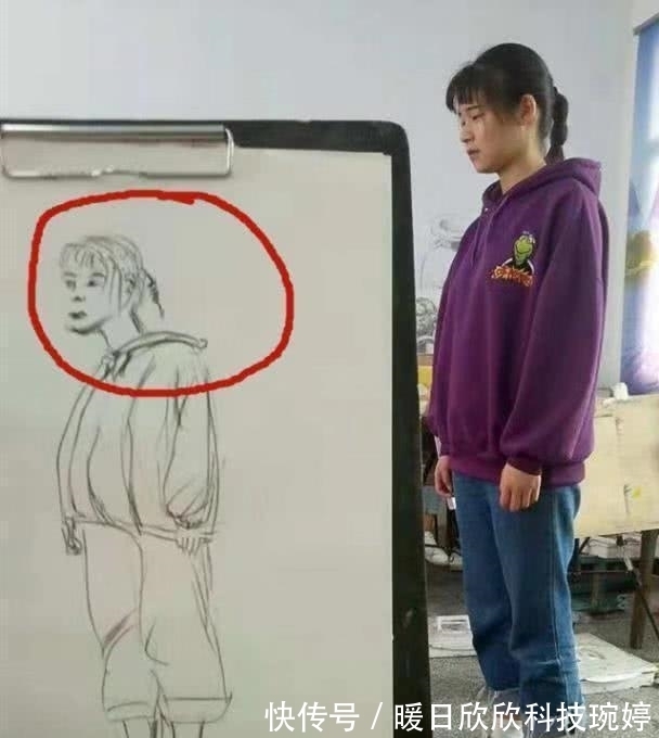 美术生&奇葩美术生画了1幅画,网友笑抽筋,女同学按地下一顿捶