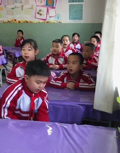 孩子|“强迫症”小学生火了，叠好棉袄帽子手套再入座，父母教育得真好