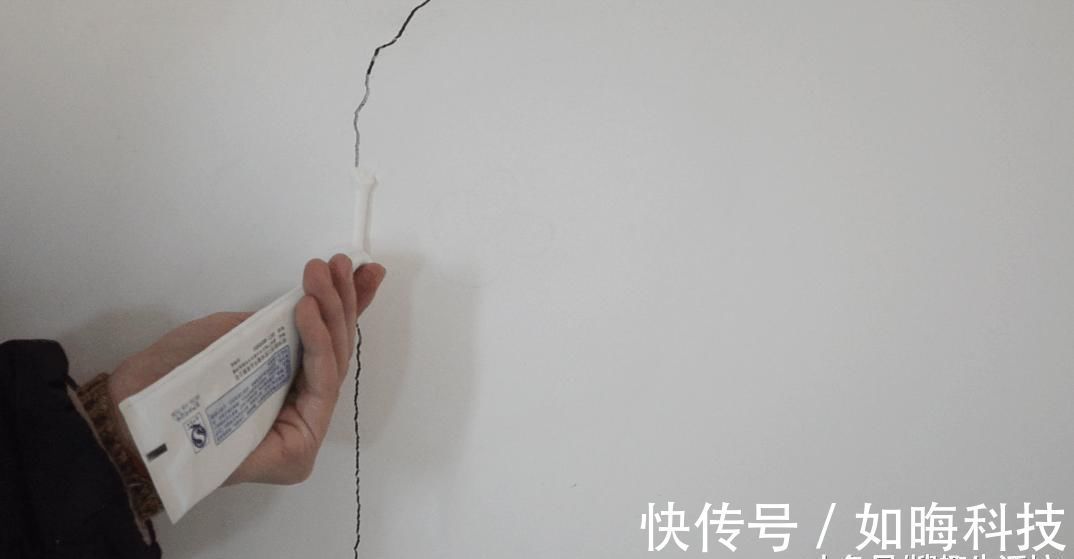 牙膏|家里白墙不仅脏还有裂缝怎么办 用它涂一涂, 墙壁立马焕然一新