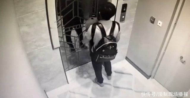 男子|笑哭了!男子因健身过度腿软摔倒在地,解锁各种姿势后,爬进电梯