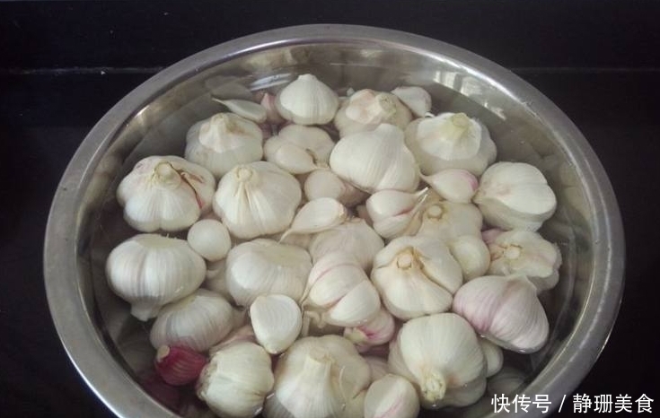 “腌糖醋蒜”只放糖和醋?错了,如果少了它,蒜又苦又涩,还易坏