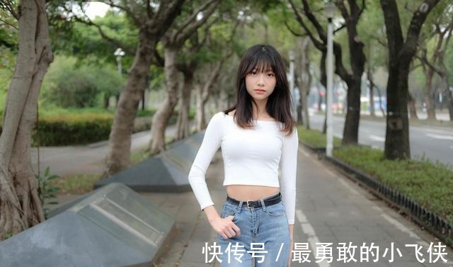 平底鞋 白色针织衫搭配牛仔裤+平底鞋,整体的风格简约又休闲,清爽舒适