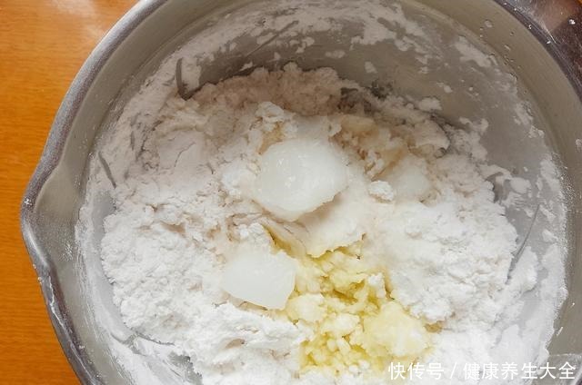 它长得像紫薯,但却不是紫薯,软乎香甜好解馋,用来当早餐很合适