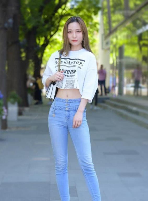 高跟鞋|清新靓丽的小姐姐,白色上衣搭配牛仔背带裤,甜美又可爱