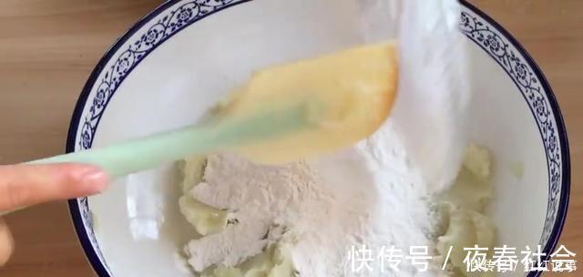 一个土豆和一碗糯米粉,只要十分钟,简单的早餐