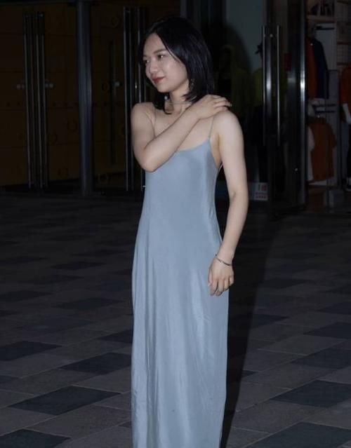 美女 吊带长裙,轻松演绎美女的另类小性感,太时尚了!