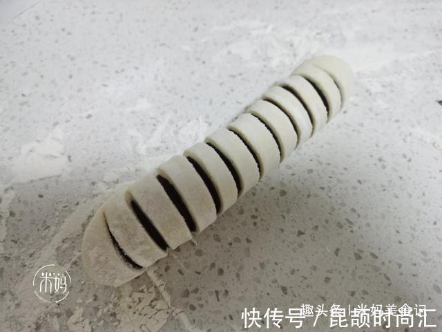 馒头|我家面粉从不蒸馒头，试试这做法，1次做8个，出锅瞬间扫光，赞