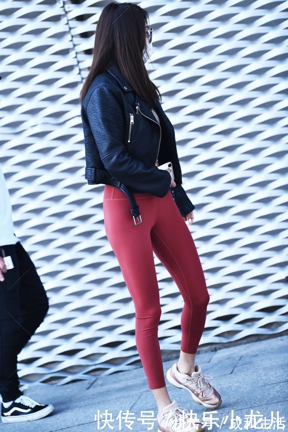 暖调|灰色运动上衣，搭配红系瑜伽裤，展现独特又元气的运动穿搭