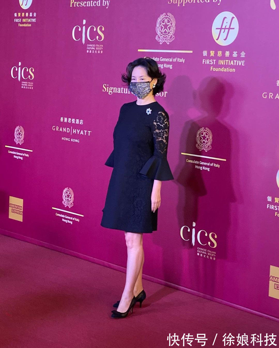 黑色|58岁何超琼再次艳压群芳,黑色蕾丝裙配飞尾短发,胸针显真名媛