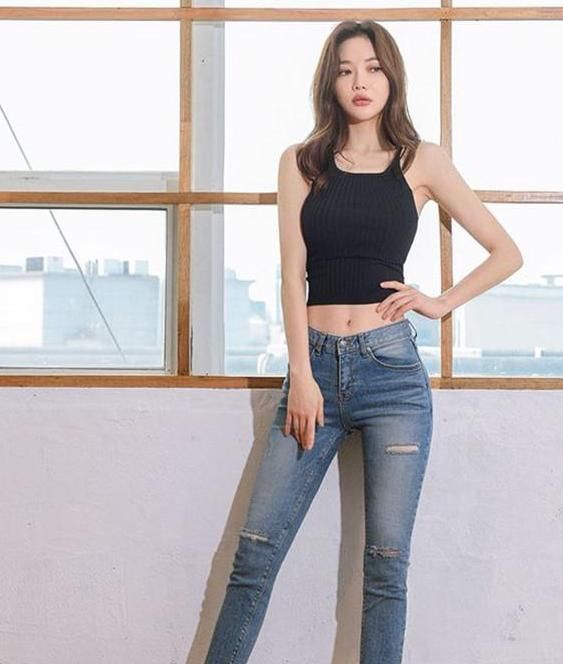 妩媚优雅的牛仔裤美女,绽放青春魅力,活力感十足