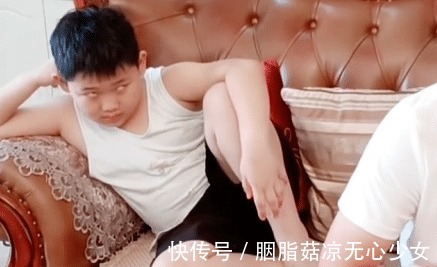 翻白眼|奶爸“偏心”式带娃火了,儿子被气得直翻白眼我是充话费送的