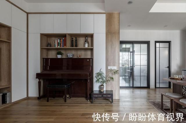 胡狸|她以逆向思维,用餐桌代替茶几,入住后,发现出奇的好用