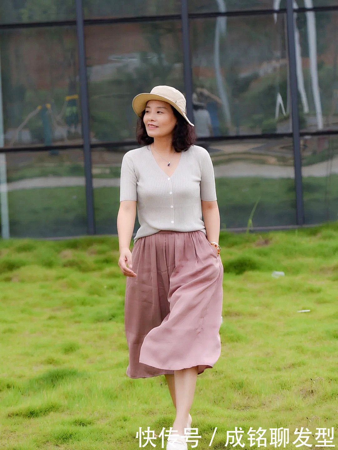 高级感|女人过了50岁后,就要给穿搭重新定义,既要有高级感更要女人味