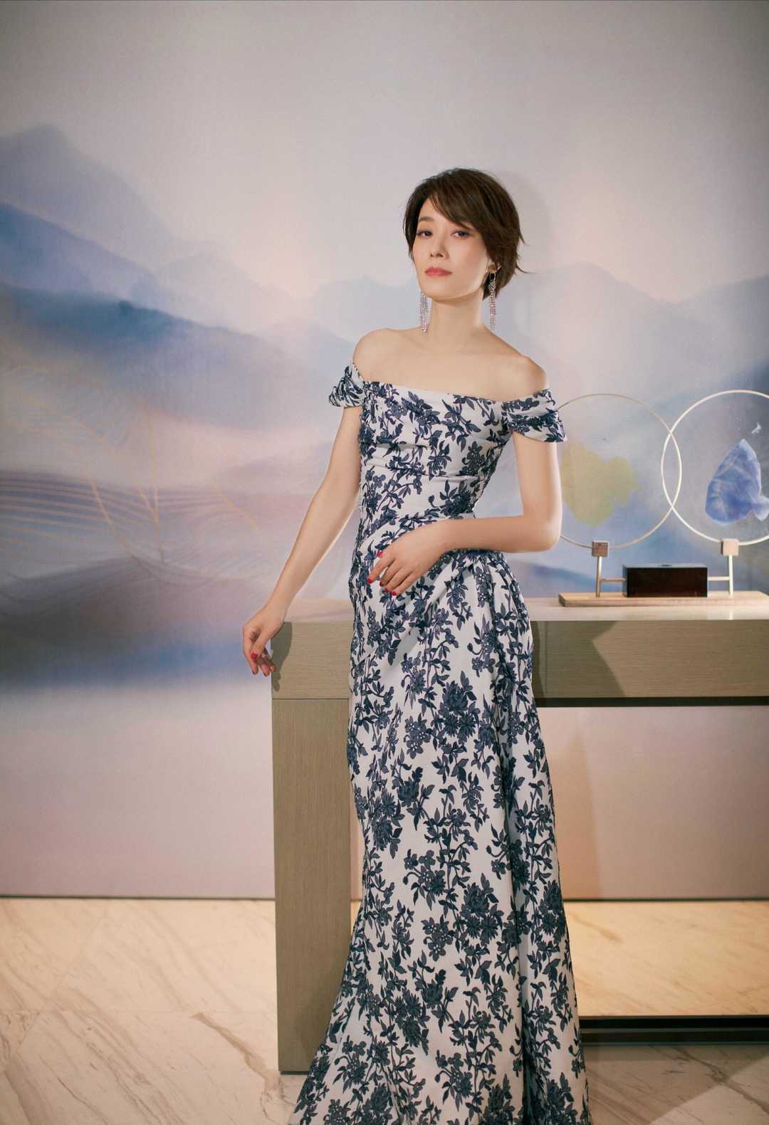 马伊琍气质全开,波波头短发搭配一字肩长款连衣裙,女人味十足