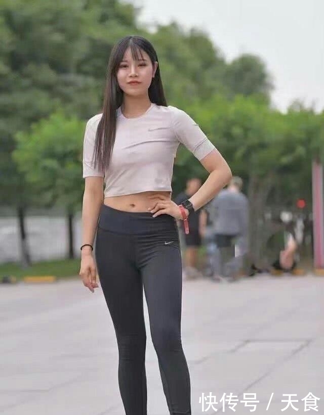 爱美女性搭配瑜伽打底裤，越简单越轻松越时尚