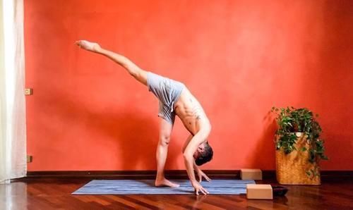 柔韧性|看了这个小哥的劈竖叉过程,我对自己下一字马的信心又增加了几分