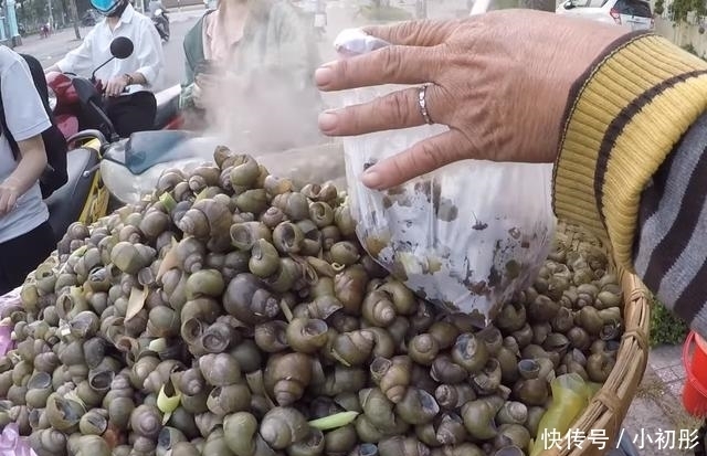 认出|70岁大娘在街边卖“小零嘴”,一斤20,我认出后直接全包下了