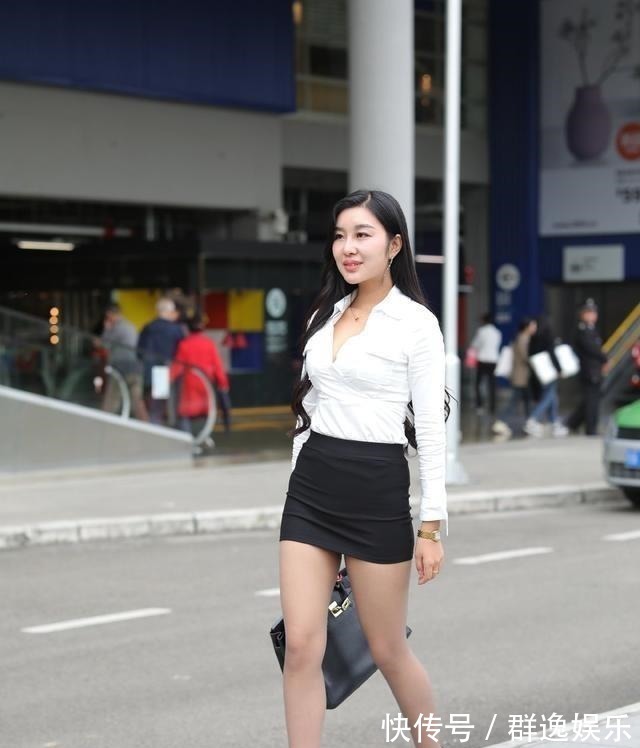 小姐姐 漂亮的脚配一双高跟鞋,更能凸显迷人的气息!