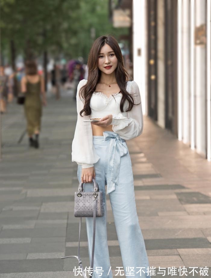 贵妇|美女一身简单清凉穿搭,穿出了贵妇气质