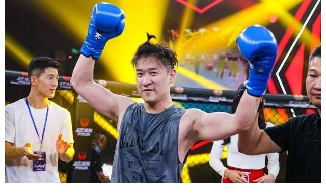 专业赛|曹云金现身功夫嘉年华，弹幕内容太真实，网友全都在刷两个字