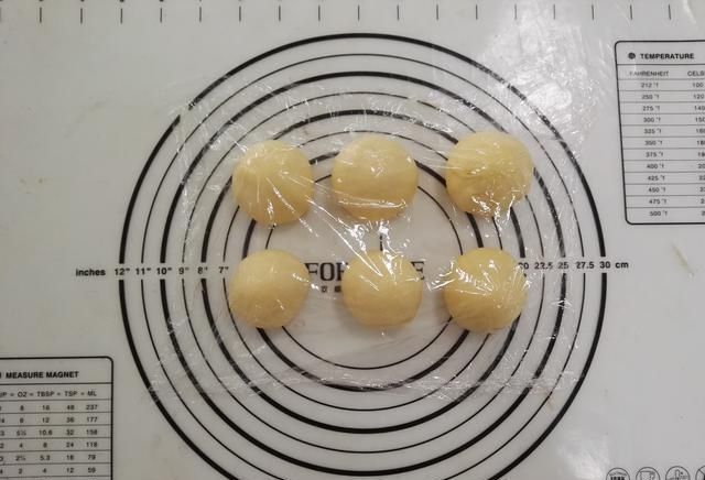 看完|最近很火的网红冰面包,是怎么把冰淇淋塞进去的看完你就懂了