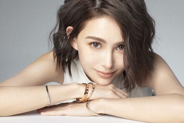 蜂巢不仅可以吃，大牌首饰作为设计元素，手腕上的六角形也很优美