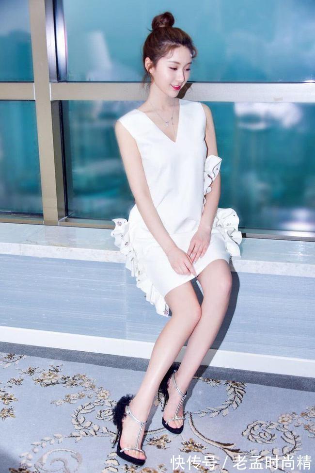 吊带裙 街拍:白色吊带裙女人味十足 ,还很能衬托出美女的气质