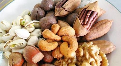 长大|被禁止吃零食的孩子,长大后会有什么样的结局,结果让父母后悔