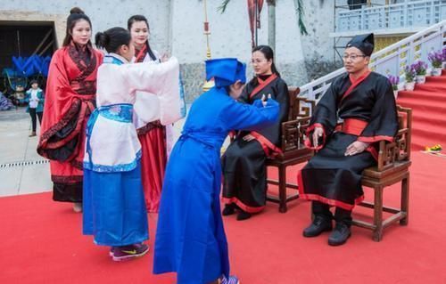 学生们$将校服换成汉服为啥行不通?无外乎这3个原因,呼声大也没办法