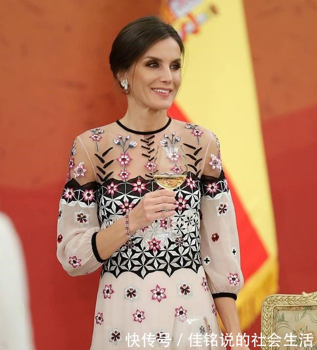 蕾丝!谁说莱蒂齐亚不爱珠宝光是腕间都很精彩,最爱婆婆送的字母手链!