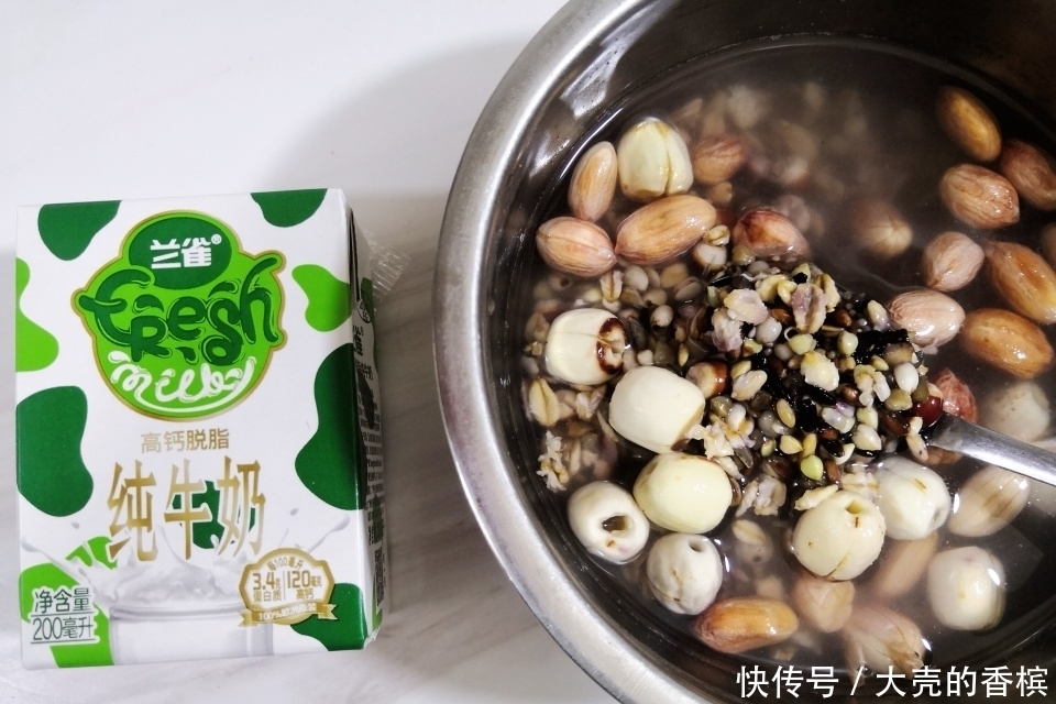 一家三口早餐,用了30分钟,营养十几种,网友:比我家午餐都丰盛