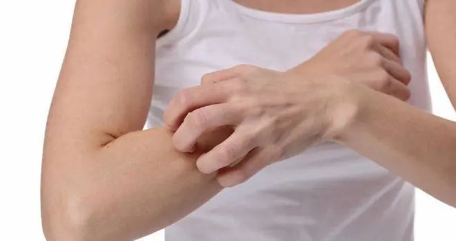 肝脏|肝部变脏,会出现4个异常,坚持“七个一”,给肝洗洗澡,排排毒