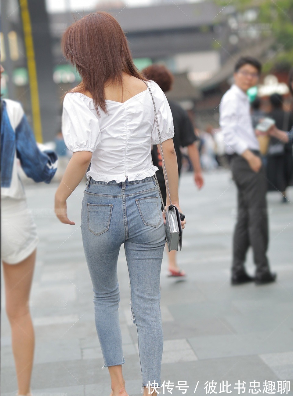 高跟鞋 清雅的穿搭,白色泡泡袖衫配破洞牛仔裤,个性清新又恬静