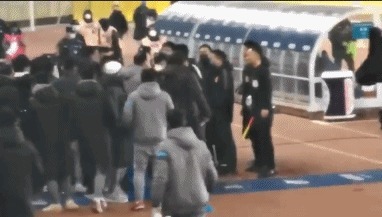 中国足球|中国足坛爆发大规模冲突,中超豪门动手打裁判,足协或顶格制裁