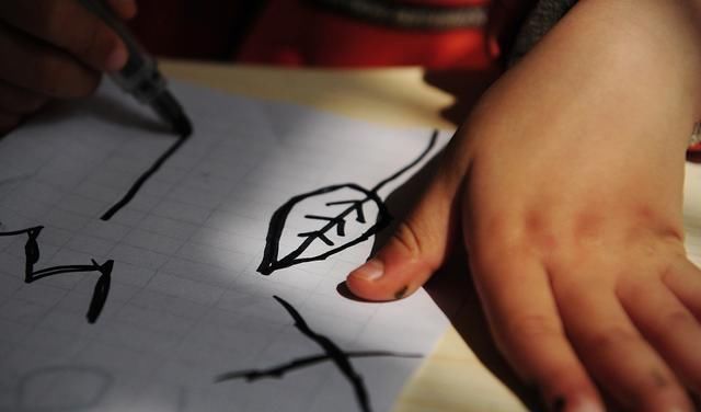 生病|男孩字如“印刷体”,家长去炫耀,邻居却说你家孩子可能生病了