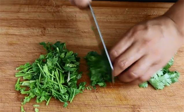 凉拌豆腐皮，很多人不会调料汁，教你一招，味道和饭店一样好吃