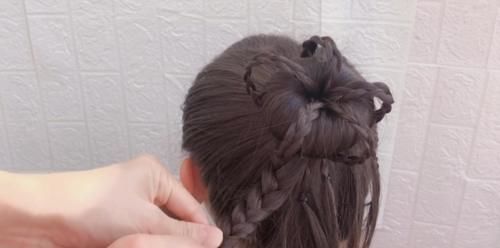 小女孩长发这样扎丸子头太好看了,灯笼丸子头