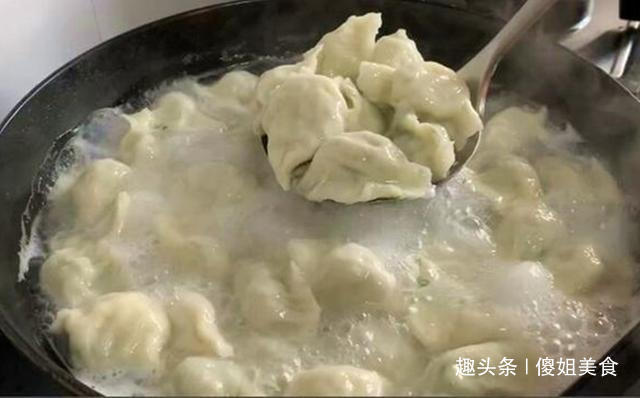 做素馅饺子时,别只会放鸡蛋,多加“1样”,比肉饺子还香