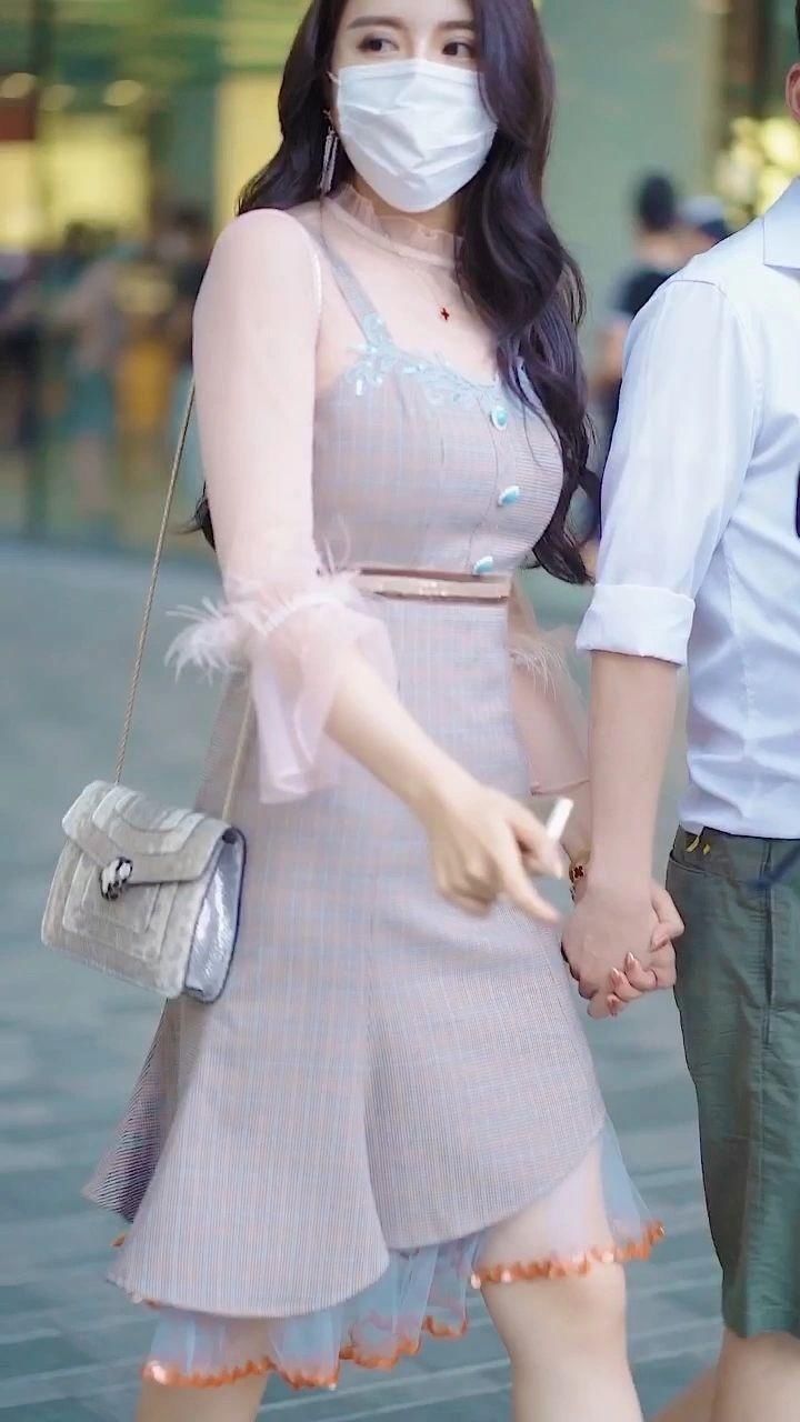 小姐姐|超衬御姐风,一条粉色轻纱打底裙,尽显成熟的魅力