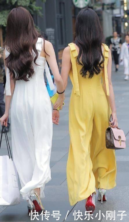 御姐范|御姐范十足的双胞胎,时尚穿搭吊带连体裤,尽显高挑女神范