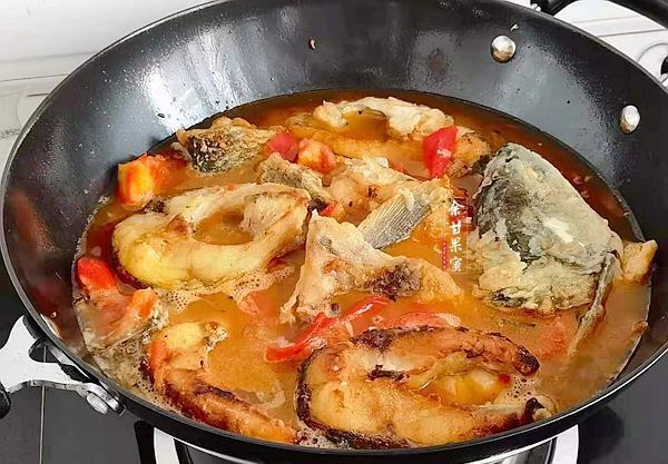 桌管|入夏后，用这食材炖鱼好开胃，咸鲜味美下饭菜，大碗上桌管够